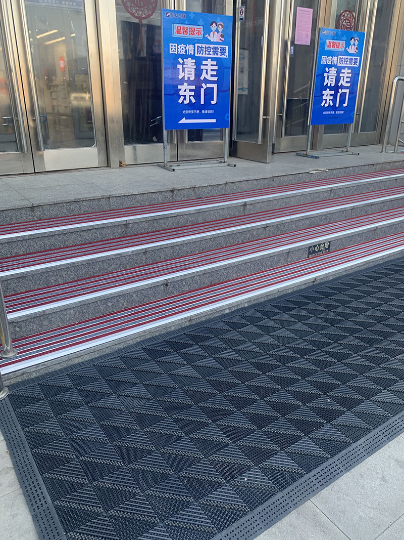 Three-in-one floor mat