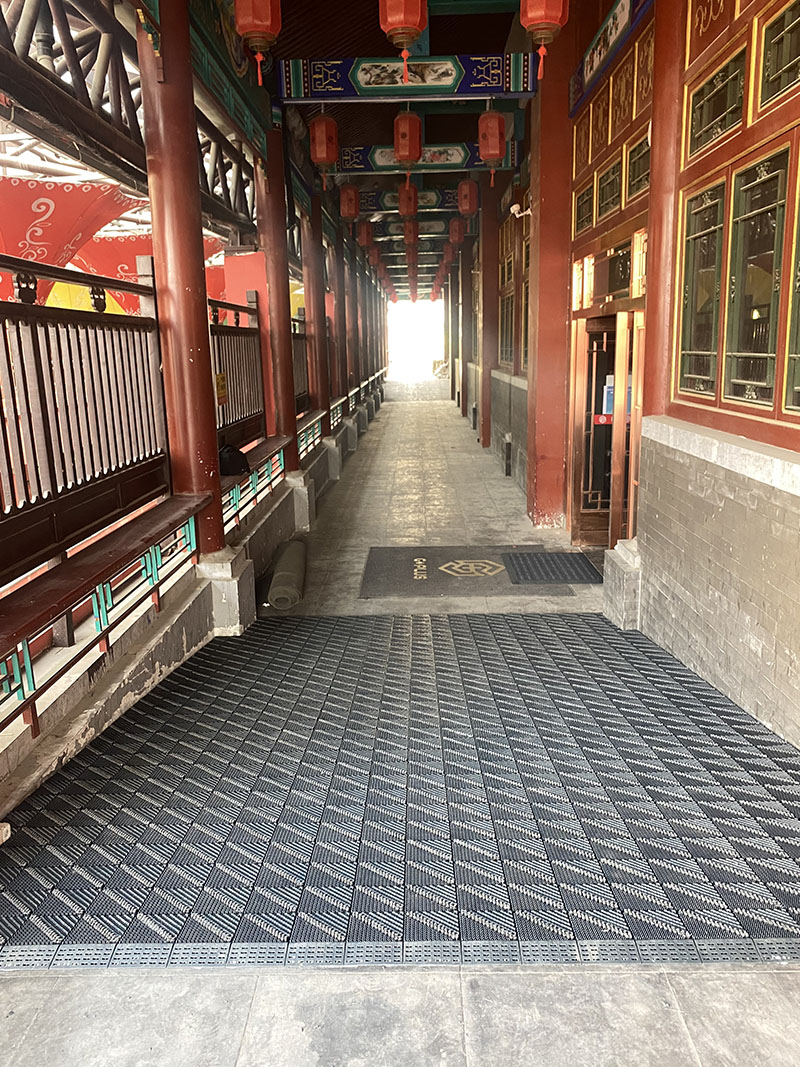 Three-in-one floor mat