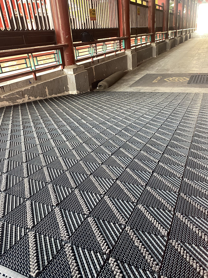 Three-in-one floor mat