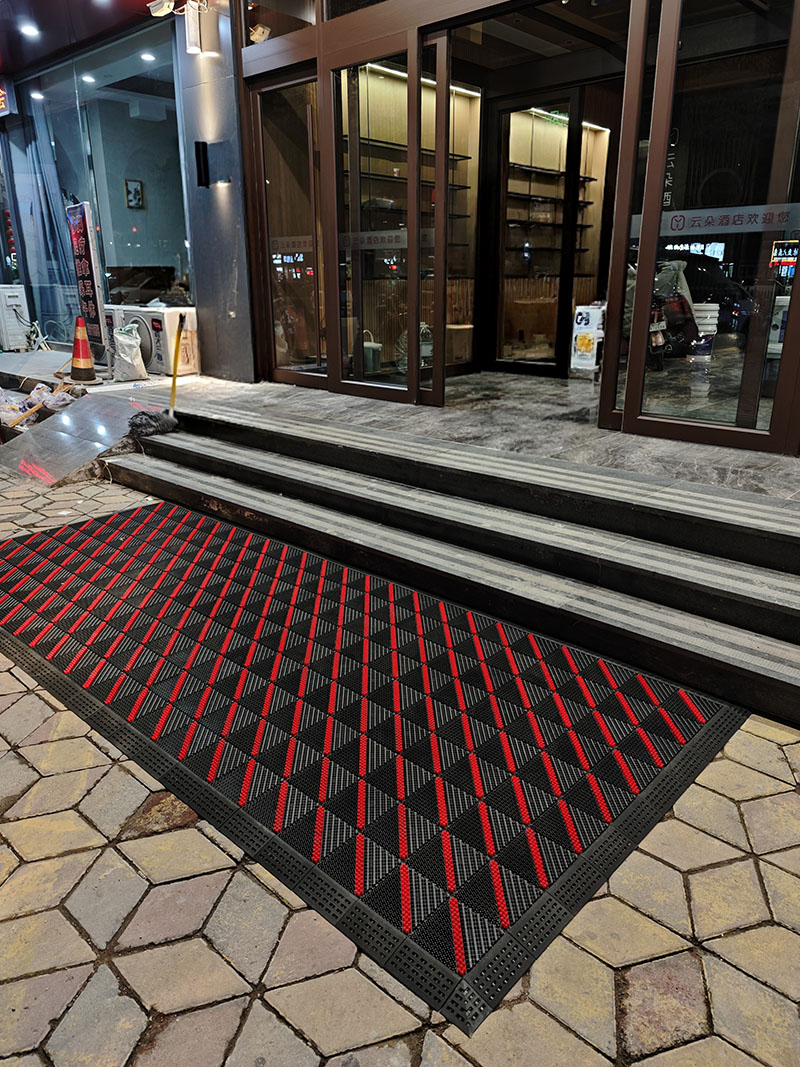 Three-in-one brushless floor mat