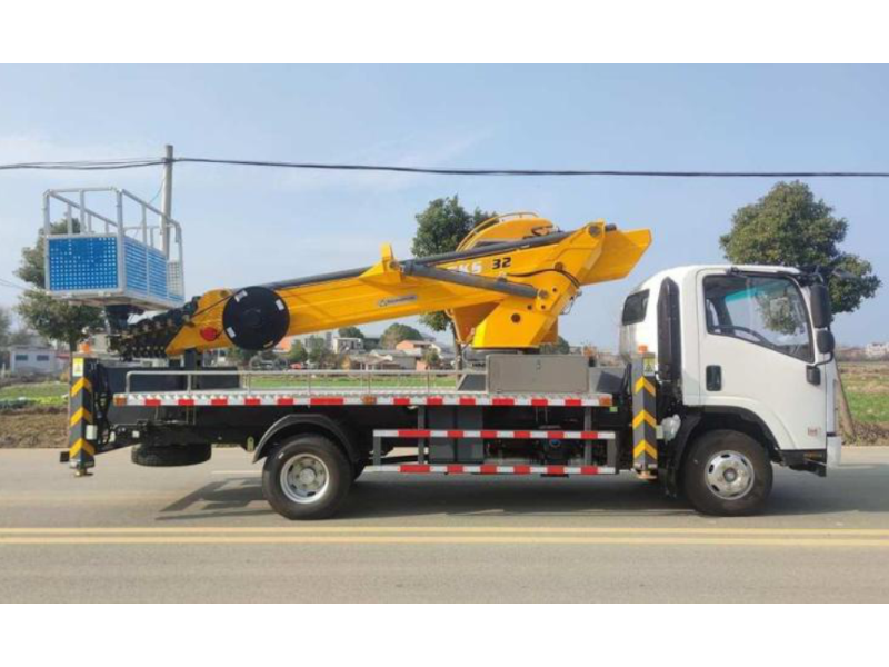 Isuzu 32-meter aerial work platform truck