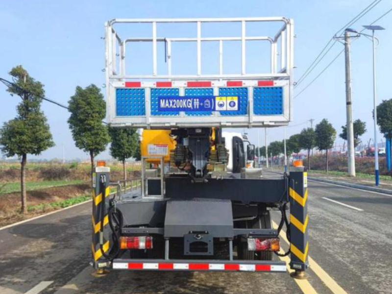 Isuzu 32-meter aerial work platform truck
