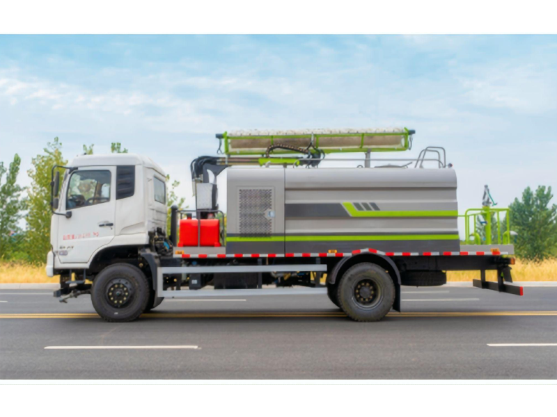 Dongfeng Tianjin Four-wheel Drive Solar-Powered Cleaning Vehicle