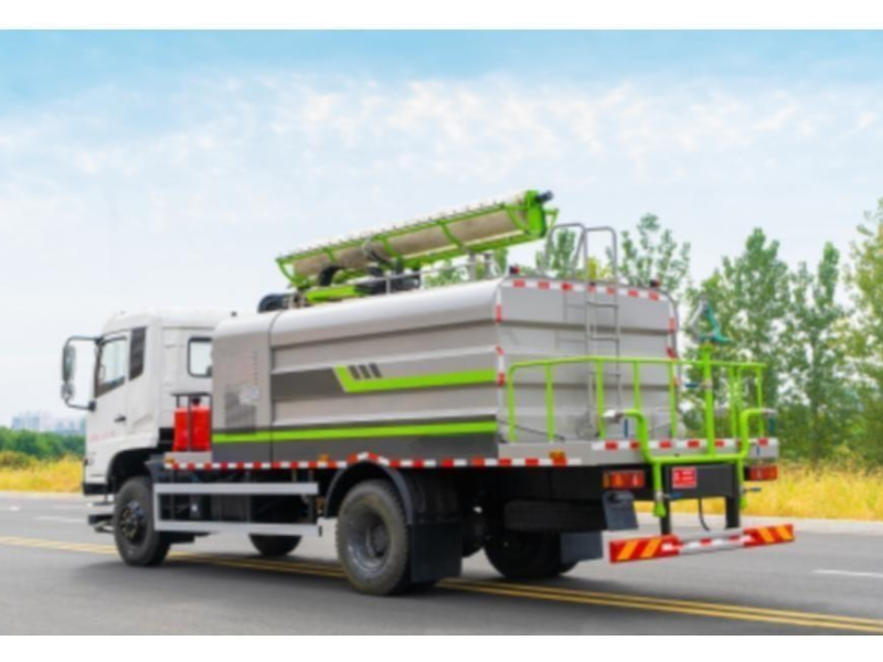 Dongfeng Tianjin Four-wheel Drive Solar-Powered Cleaning Vehicle