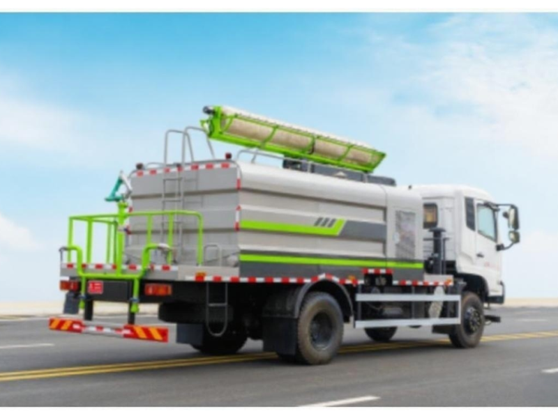 Dongfeng Tianjin Four-wheel Drive Solar-Powered Cleaning Vehicle