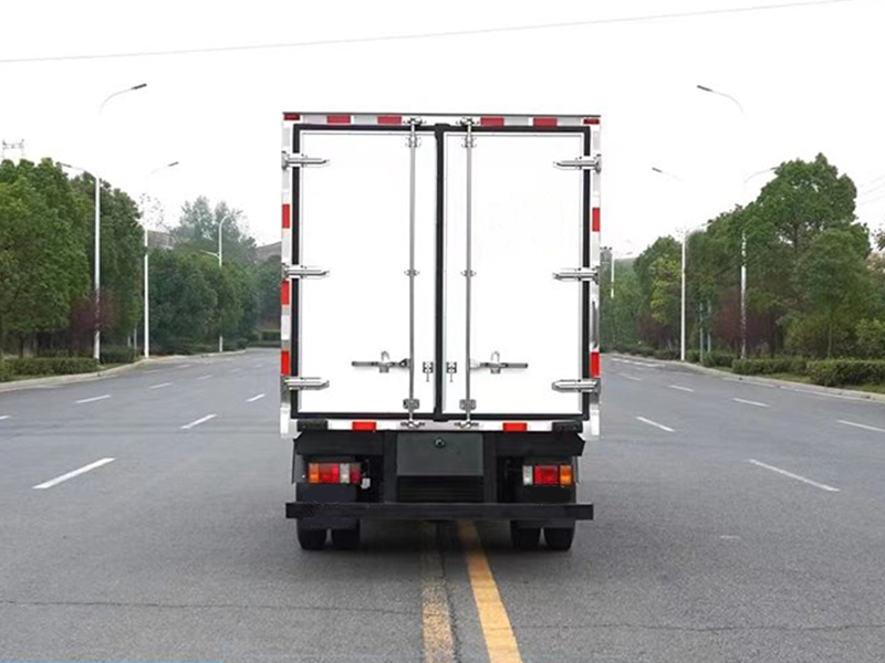 ISUZU 100P Double-Seated Refrigerated Truck