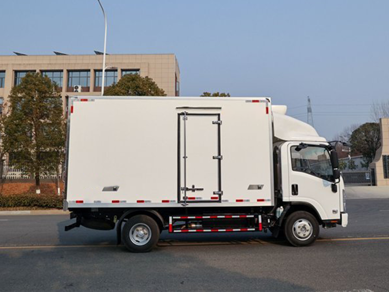ISUZU kv100 refrigerated truck
