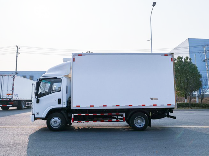 ISUZU kv100 refrigerated truck