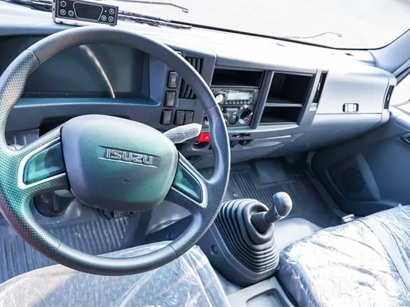 ISUZU kv100 refrigerated truck