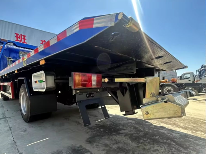 Howo 4x2 wrecker truck 8-15 tons with crane and winch rescue trailer