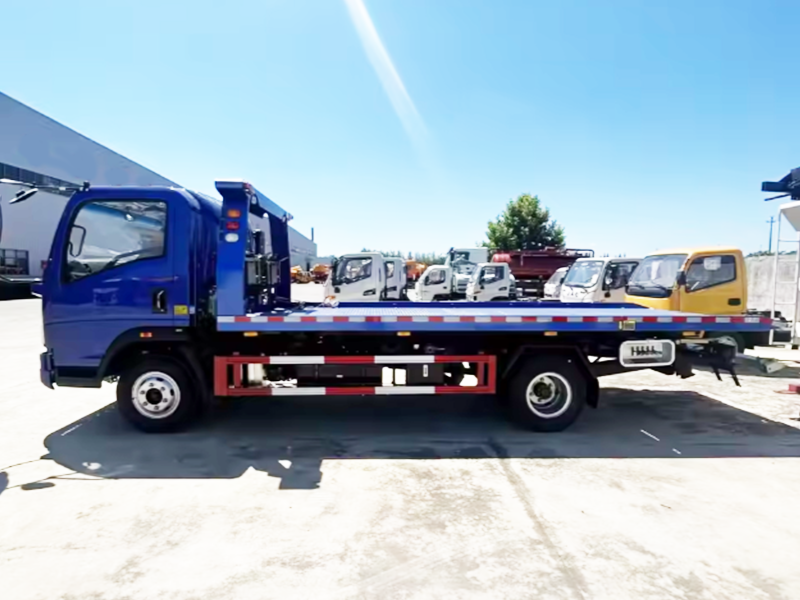 Howo 4x2 wrecker truck 8-15 tons with crane and winch rescue trailer