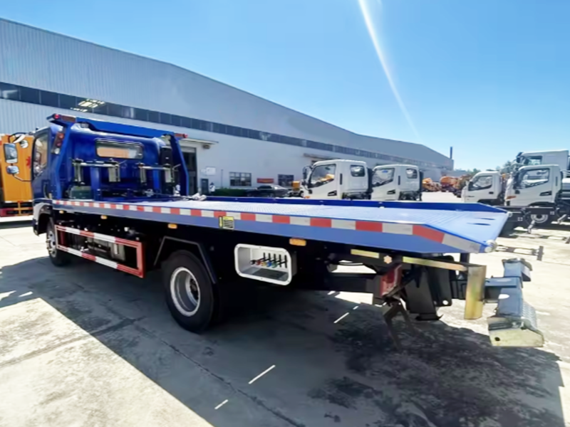 Howo 4x2 wrecker truck 8-15 tons with crane and winch rescue trailer