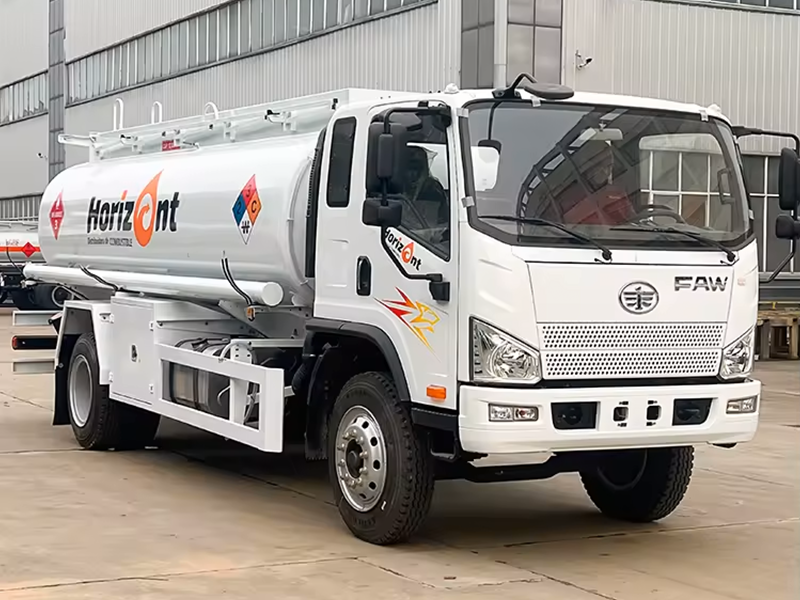 Personnalisation personnalisée FAW 4X2 conduite gauchedroite 12000L camion à huile avec moteur diesel Yuchai et pompe