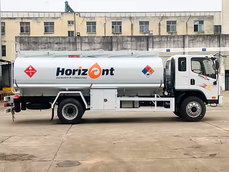 Personnalisation personnalisée FAW 4X2 conduite gauchedroite 12000L camion à huile avec moteur diesel Yuchai et pompe