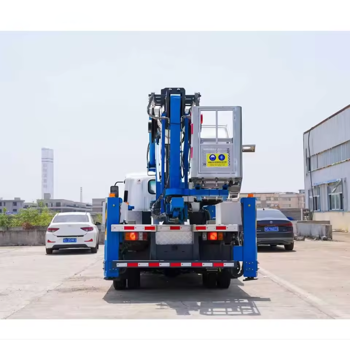 Camion Isuzu pour opérations en haute altitude, camion plateforme aérienne QingLing Isuzu 28m avec petit bras