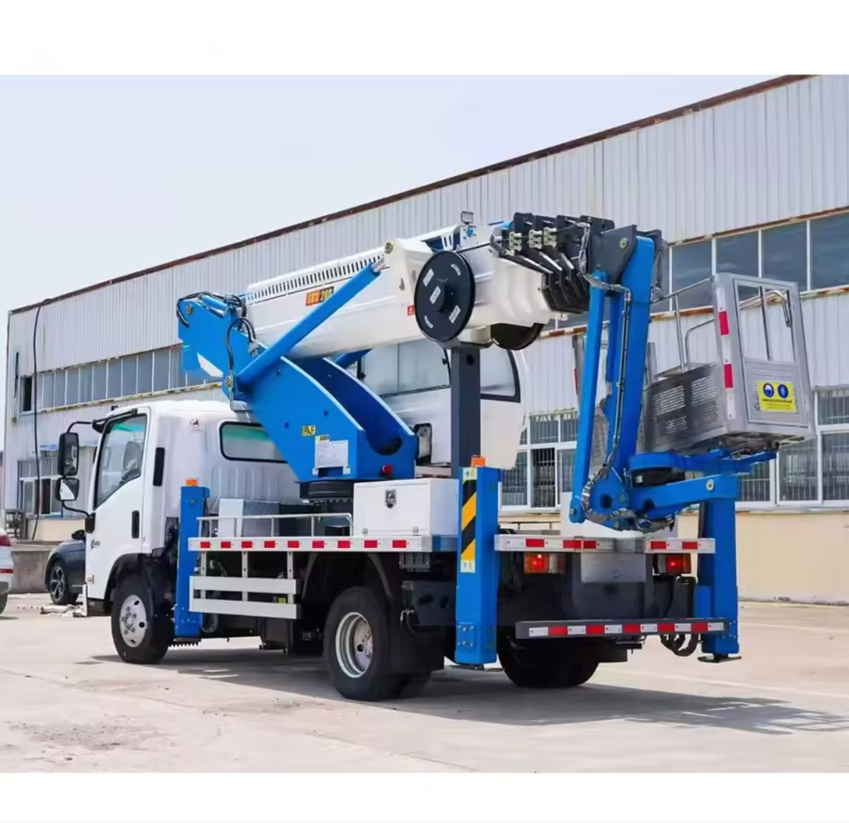 Camion Isuzu pour opérations en haute altitude, camion plateforme aérienne QingLing Isuzu 28m avec petit bras