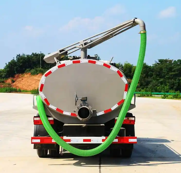 Dongfeng Duolika 3-cubic-meter Sewage Suction Truck