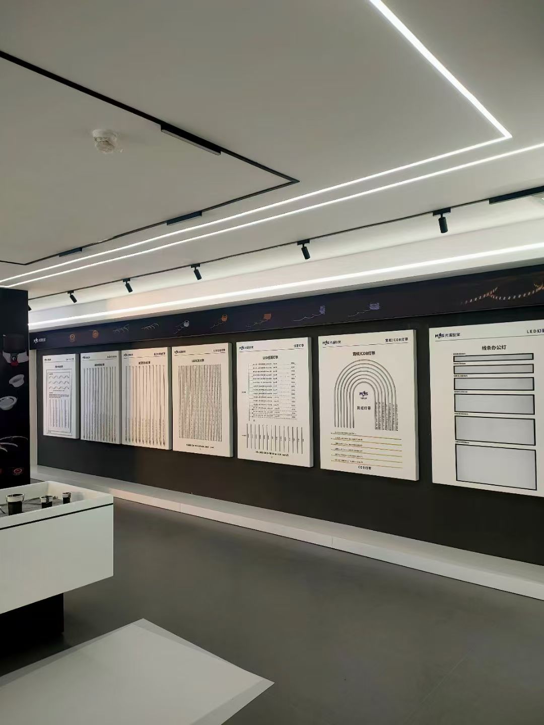 Lighting display cabinet