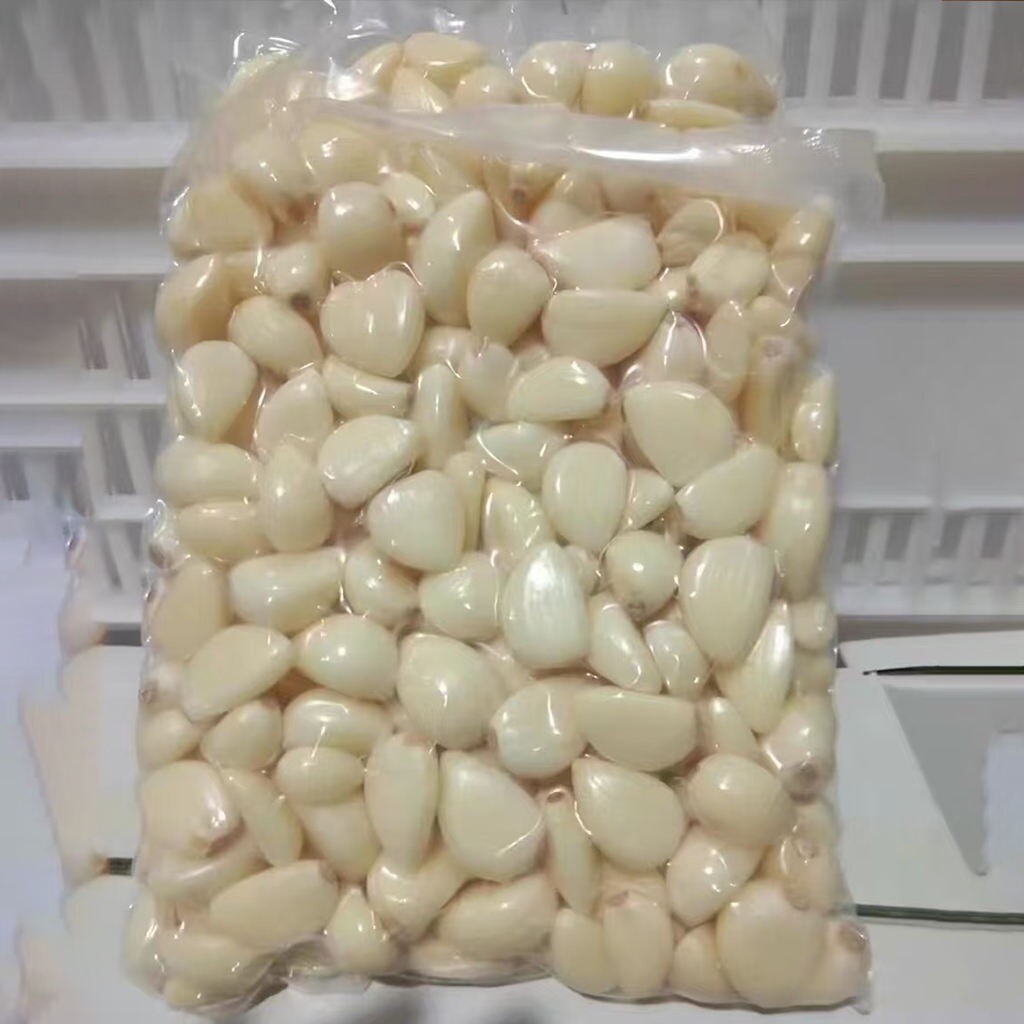 Очищенные зубчики чеснока