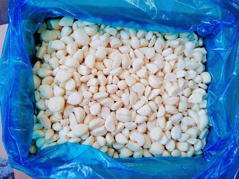 Очищенные зубчики чеснока