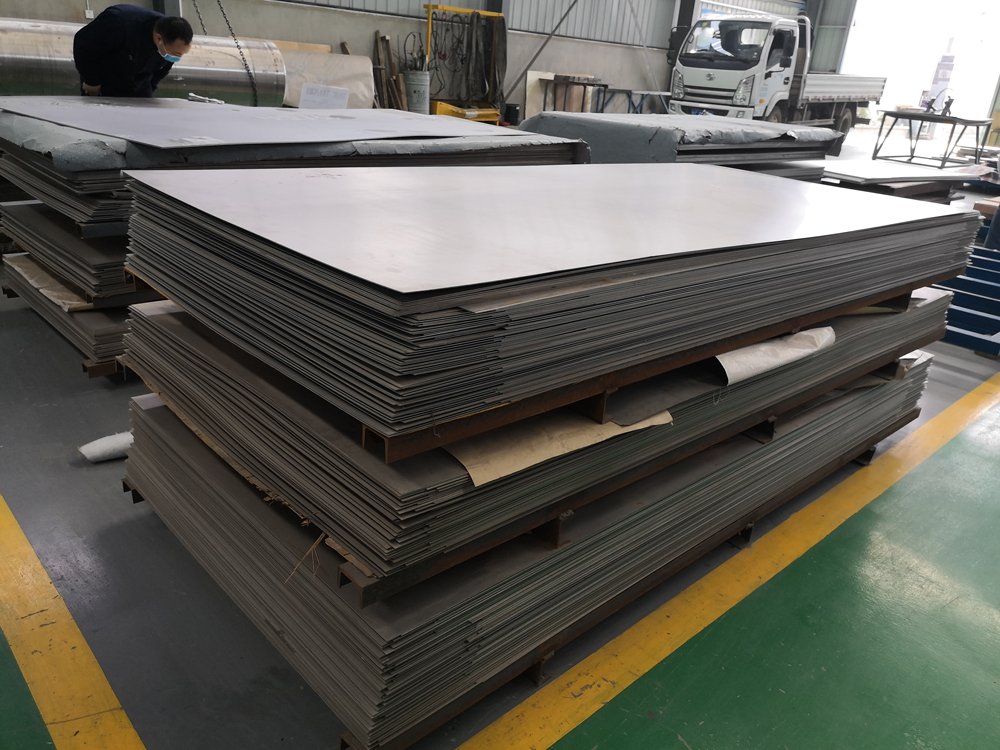 What is the material of carbon steel plate and what are its advantages and disadvantages