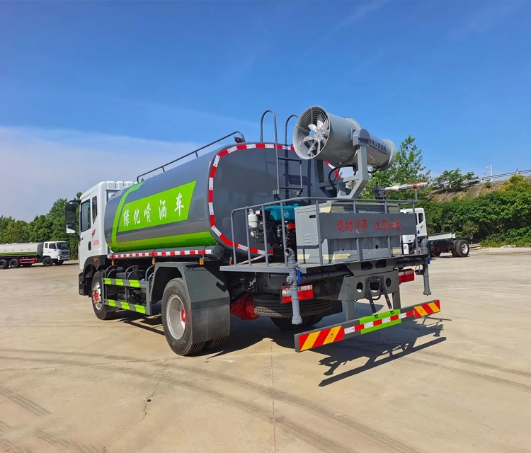 Used Dongfeng 4x2 six-wheeled water sprinkler truck for sale, 195 horsepower