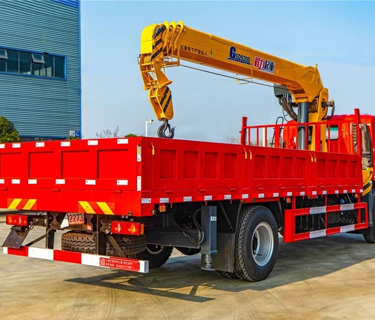 4*2 Dongfeng Chassis 8 Ton Crane Truck 