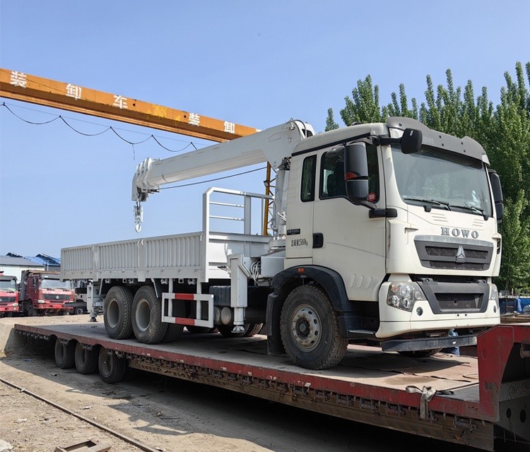 Used Snottruk Howo truck-mounted crane hydraulic equipment for sale.