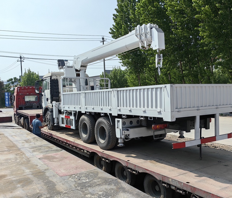 Used Snottruk Howo truck-mounted crane hydraulic equipment for sale.