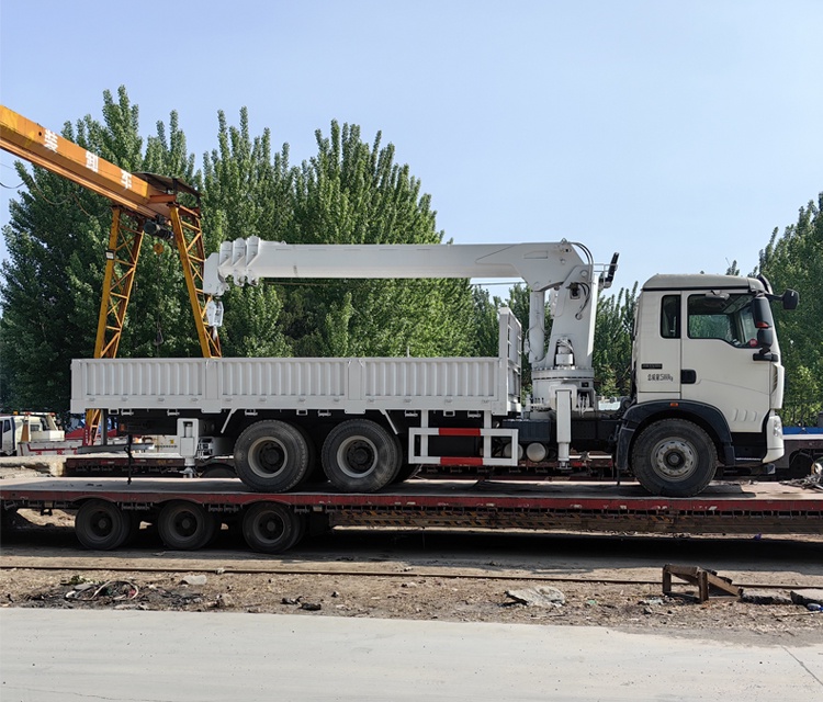 Used Snottruk Howo truck-mounted crane hydraulic equipment for sale.