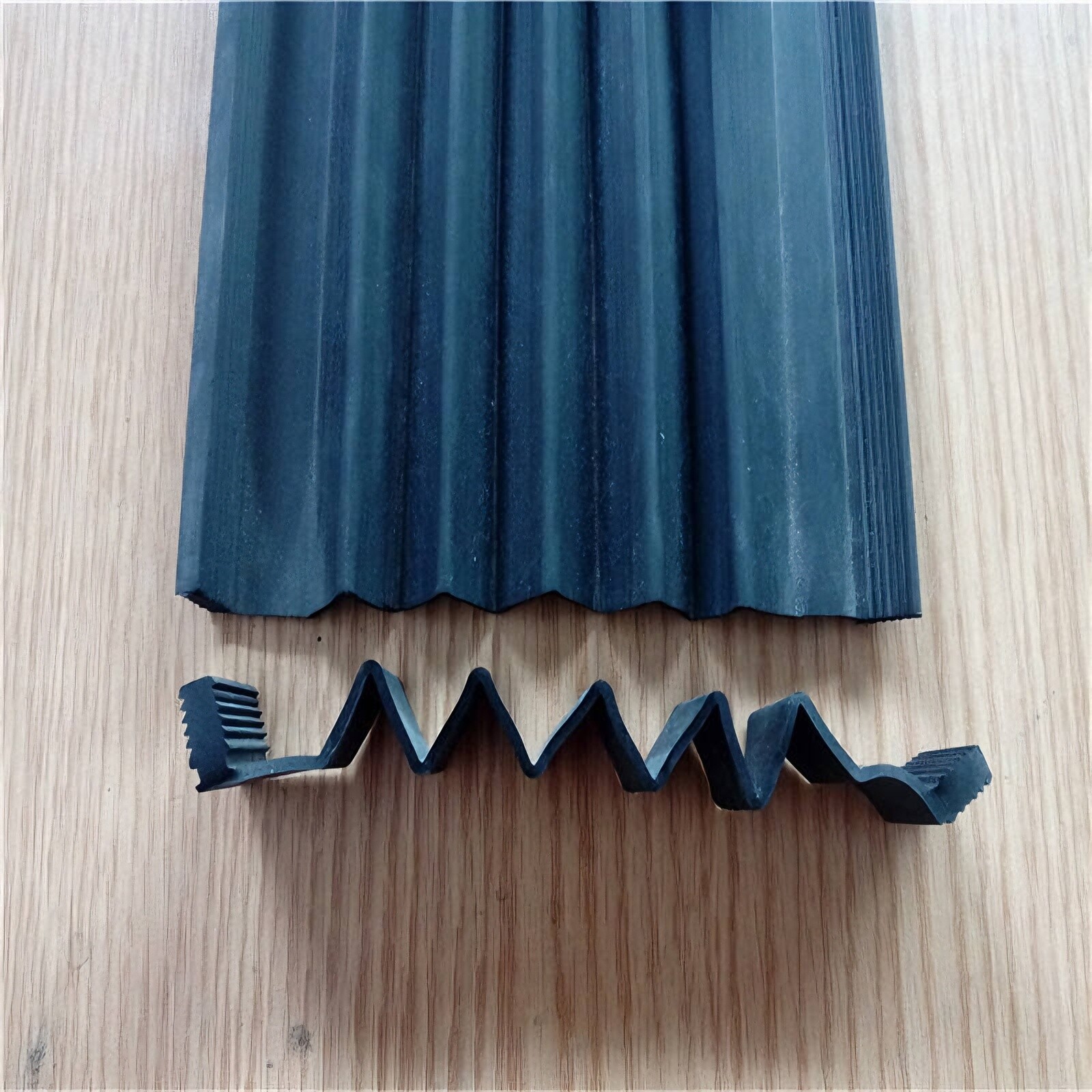 Expansion joint sealing strip