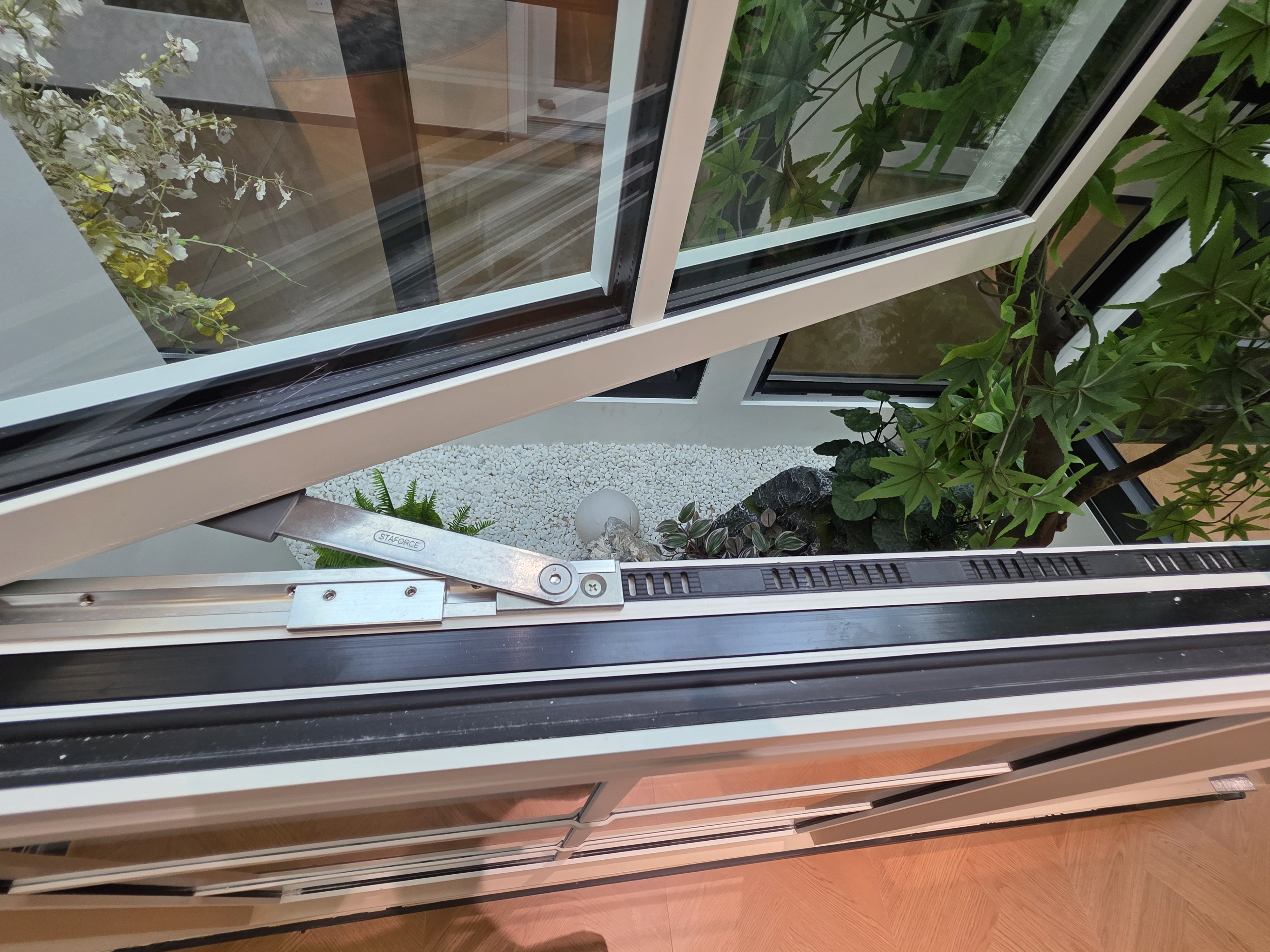 TC76 Slim Frame Grilled  Design Aluminum Caement Window