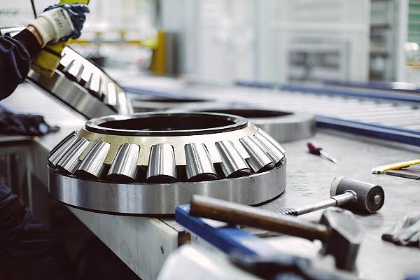 HZK thrust self-aligning roller bearings have high axial load capacity and self-aligning capability, can compensate for installation misalignment, withstand impact loads, have low friction and are durable, and are widely suitable for heavy-duty working conditions such as heavy industry and energy.