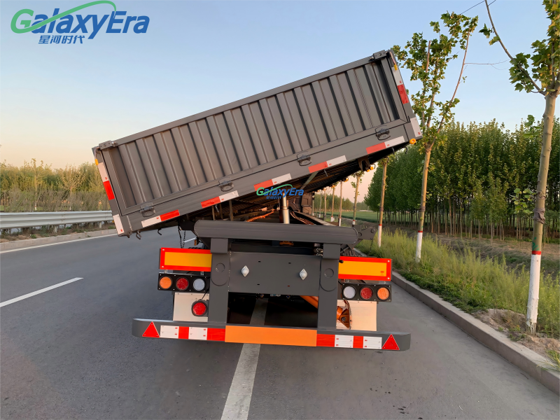 Semi-remorque à déchargement latéral