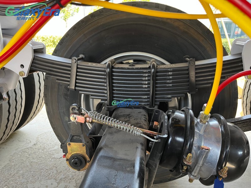 Semi-remorque à benne basculante latérale 3 essieux