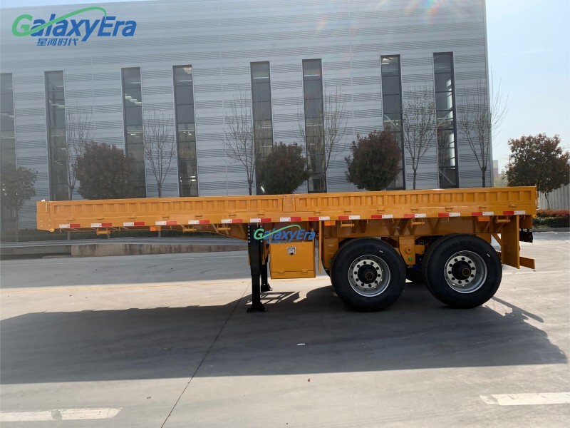 Semi-remorque à trois essieux à ridelles rabattables