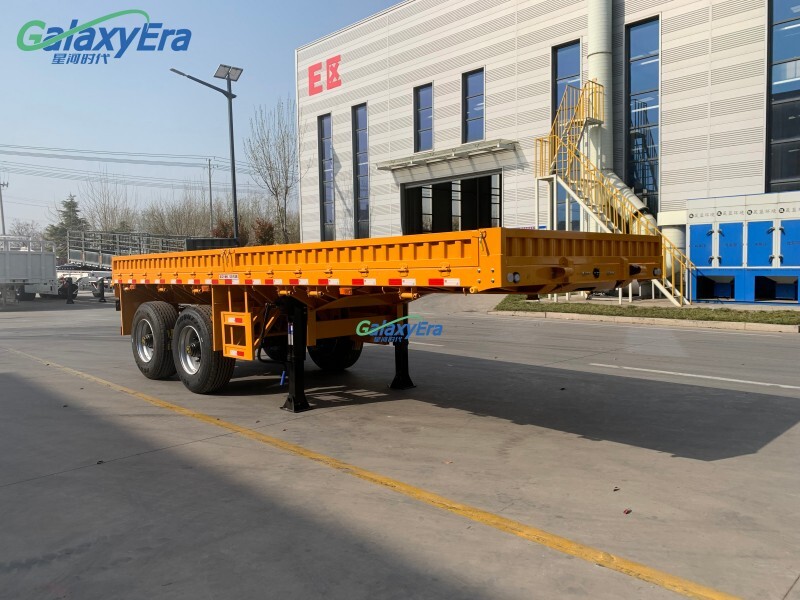 Semi-remorque à trois essieux à ridelles rabattables