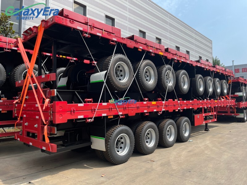 Semi-remorque à clôture à trois essieux