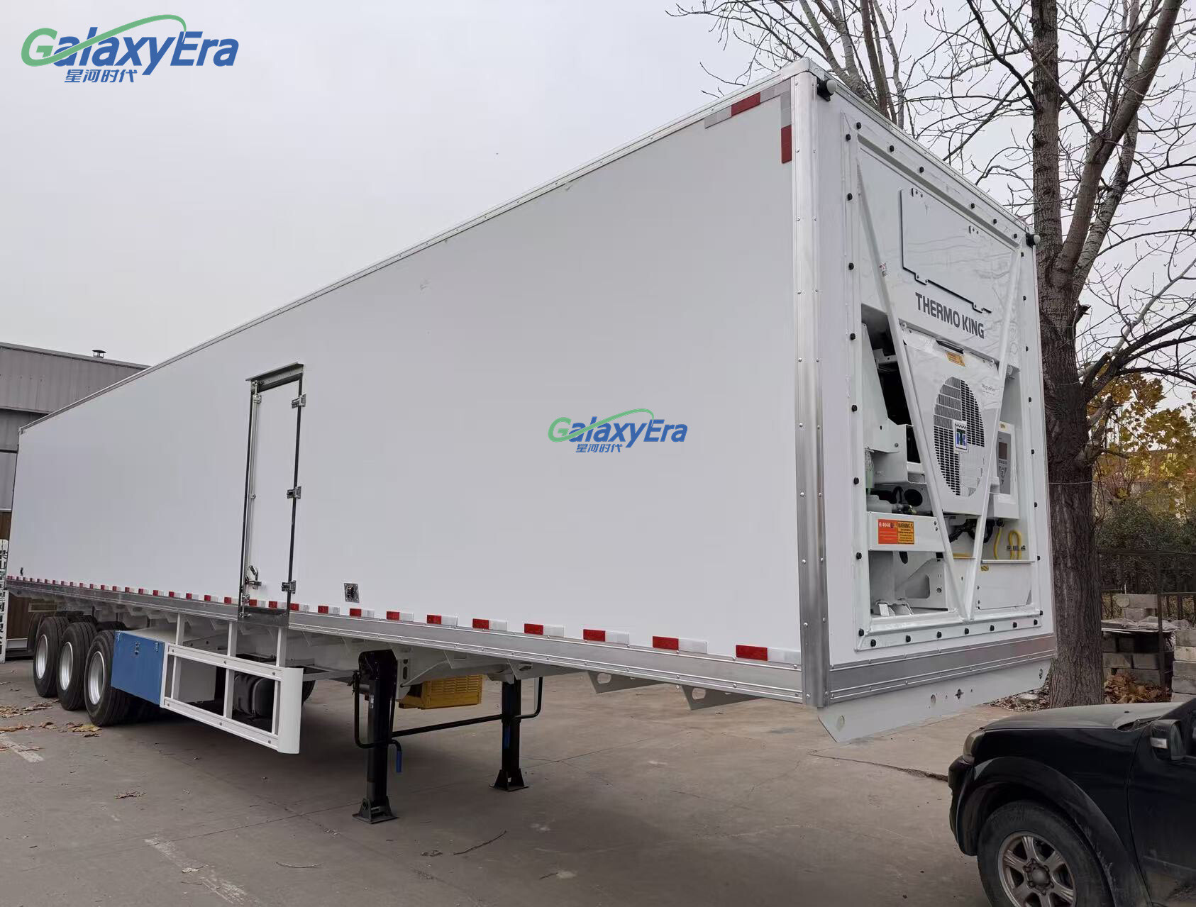 Semi-remorque frigorifique à accès latéral 3 essieux