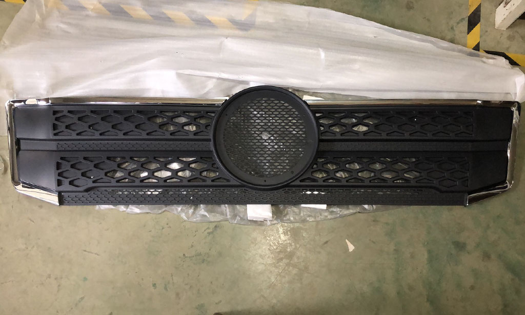 Front grille (bright gray stripe)