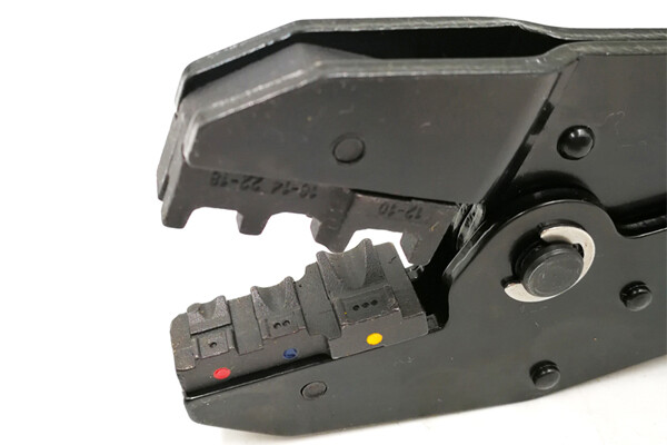 Terminales aislados y herramientas de crimpado para conectores LXR-30J