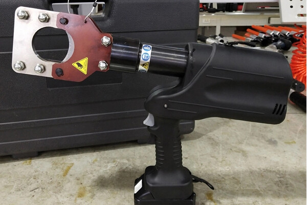 ESG-55 Cortacables a batería para cable blindado de acero ACSR Guy