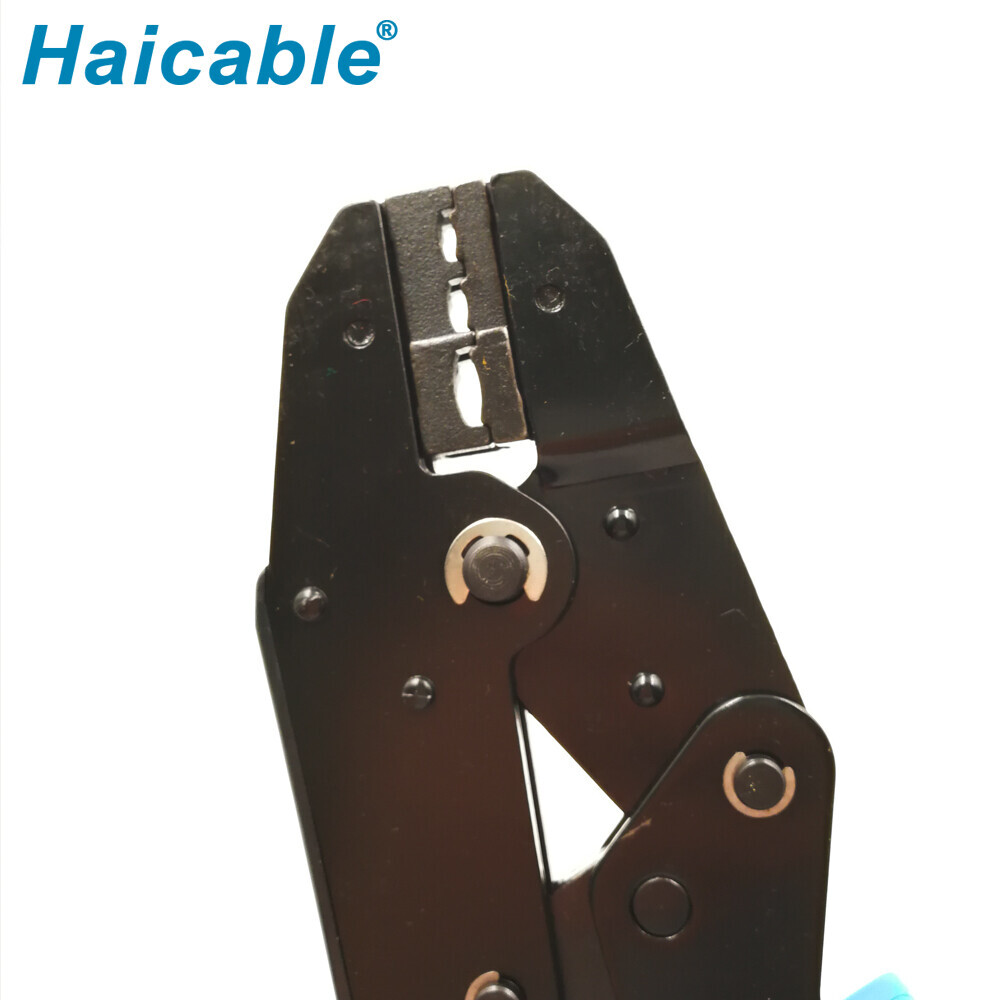 Terminales y conectores aislados y herramientas de crimpado LX-03C