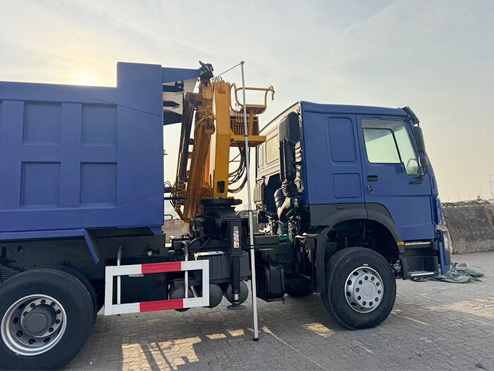 HOWO Camion à benne basculante avec grue à flèche pliante
