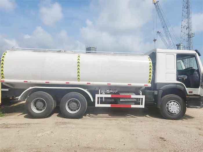 Camion citerne HOWO 6x4 371HP