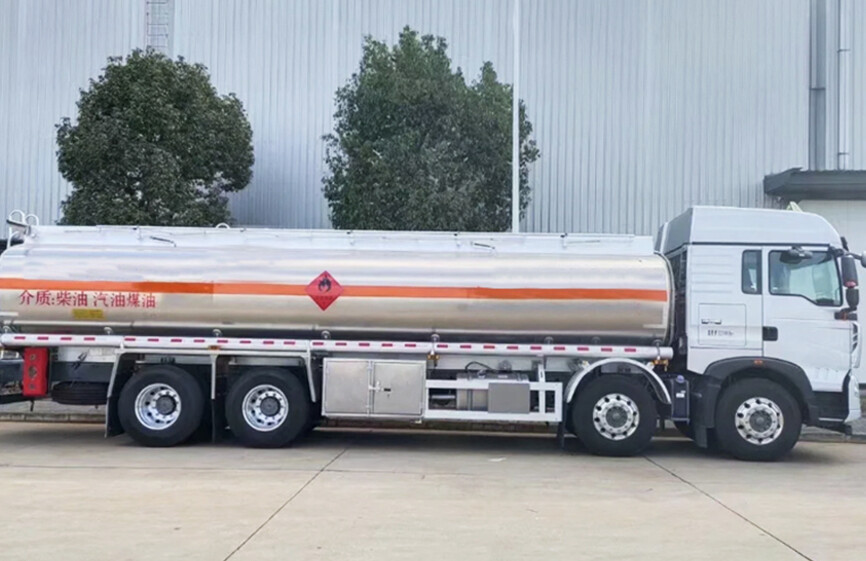 new 8x4 HOWO Oil Tank Truck 
