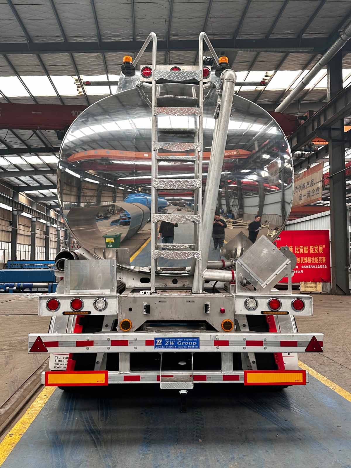 Semi-remorque citerne en aluminium haut de gamme à finition miroir