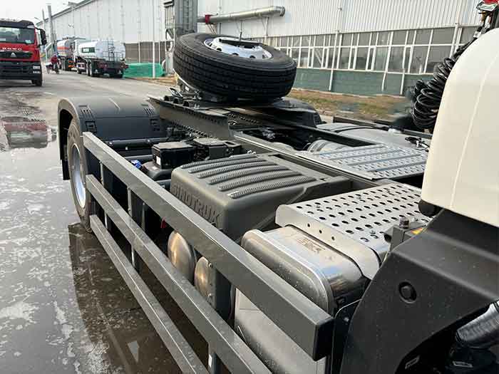 Howo NX 4x2 Camión tractor con motor MAN