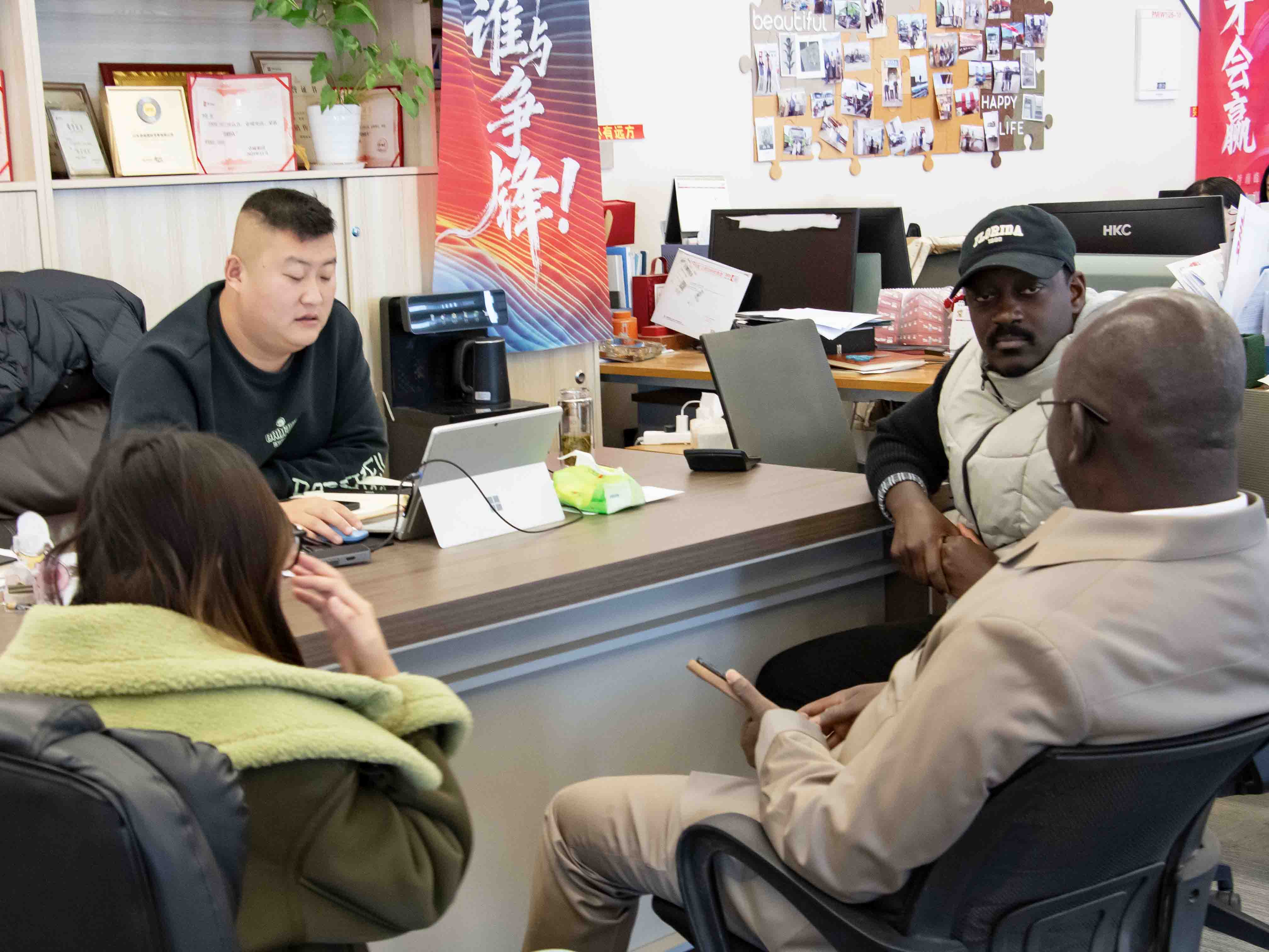 Cabezales tractor, camiones de plataforma y semirremolques volquete exportados a Burkina Faso y Costa de Marfil