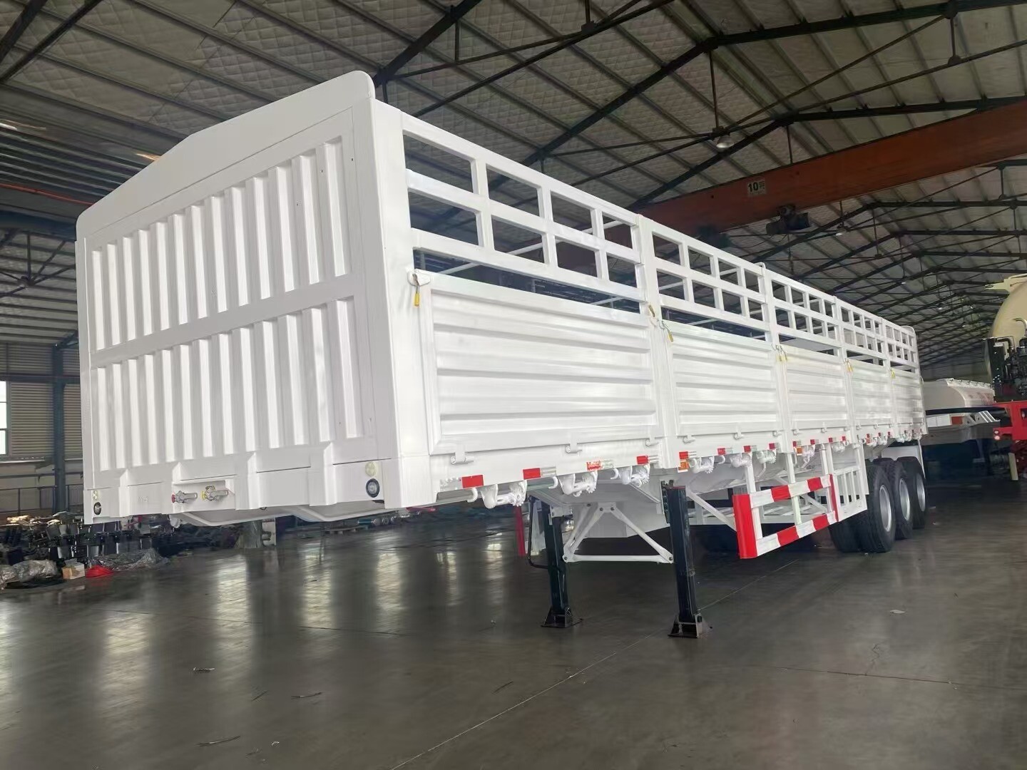 Semirreboque para cercas com 3 eixos e capacidade para 80 toneladas